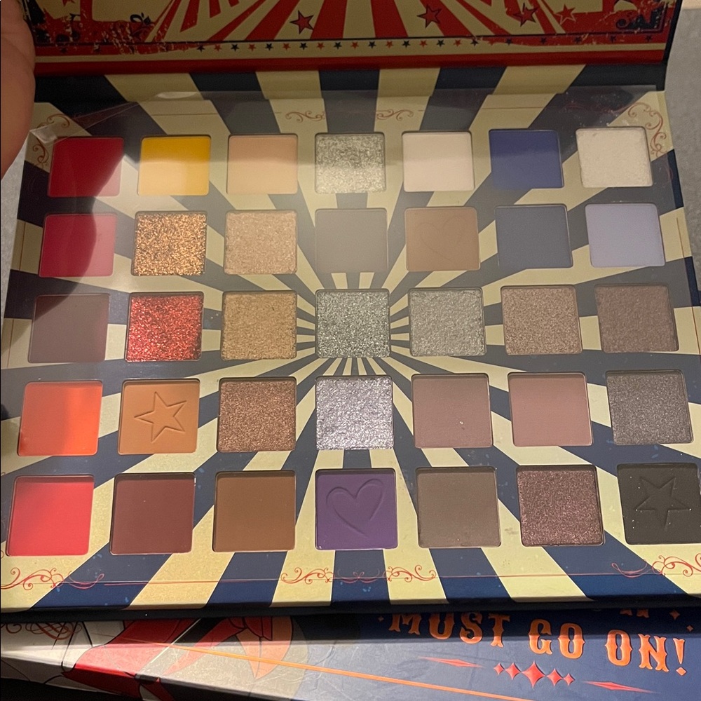 Beauty Creations Eyeshadow Pallet - Picture 3 of 4